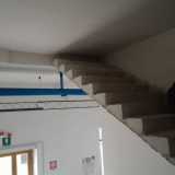 La situazione non cambia se si dirige alla succursale del Politecnico di viale Japigia, dove sono situati la maggior parte degli uffici e dei laboratori del dipartimento di Meccanica, Matematica e Management. Qui, entriamo nell�edificio dove sono ubicate le stanze dei professori e percorriamo tutto il corridoio fino alla fine: giunti al termine troviamo sulla sinistra una nuova curiosa rampa di scale. Dove termina? Nel soffitto